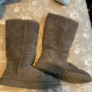 gray uggs🤍